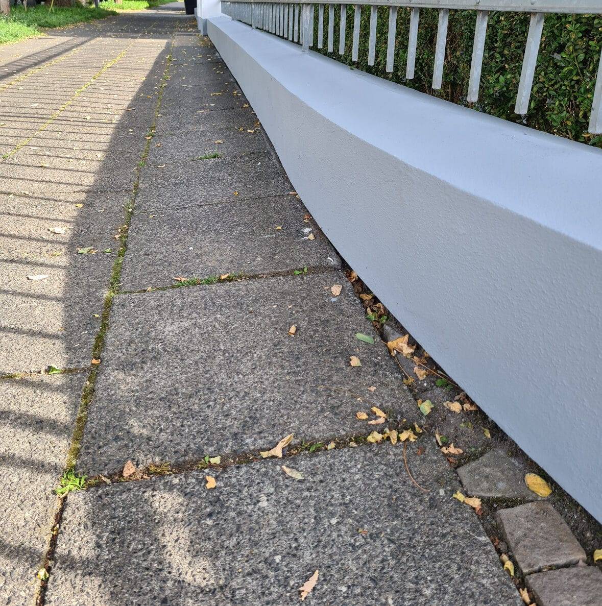 Frisch gestrichene Außenmauer in Solingen – Fassadenanstrich vom Malerbetrieb MyWorker Frisch gestrichene Außenmauer in Solingen – Fassadenanstrich vom Malerbetrieb MyWorker