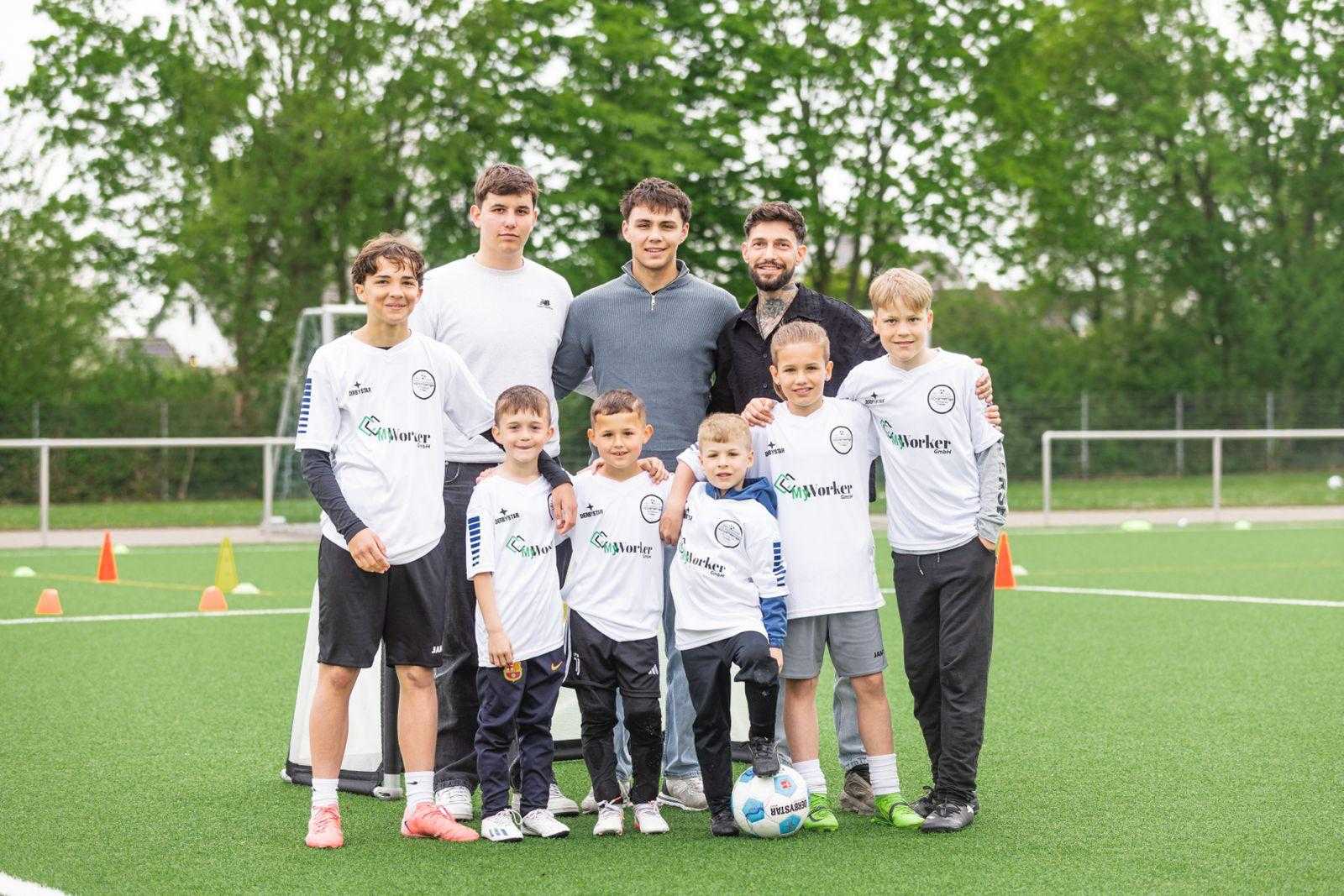 Maler Köln MyWorker sponsert Trikots für Kinder-Fußballcamp in Köln – Gruppenfoto mit über 90 Teilnehmern im Frühjahr 2025