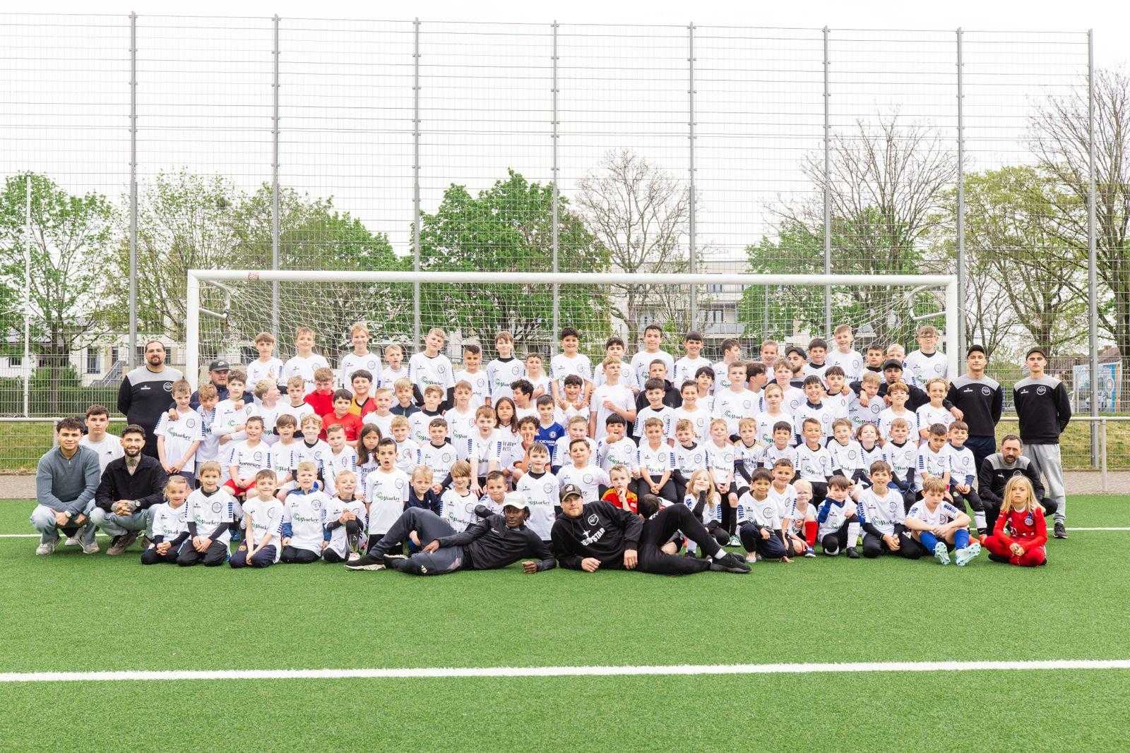 WhatsApp Image 2025-05-02 at 16.47.27 Maler Köln MyWorker sponsert Trikots für Kinder-Fußballcamp in Köln – Gruppenfoto mit über 90 Teilnehmern im Frühjahr 2025